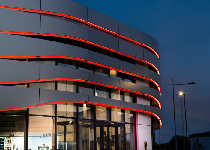 Fasadglas Porsche Linköping exteriör i böjd Alucobond med LED-belysning