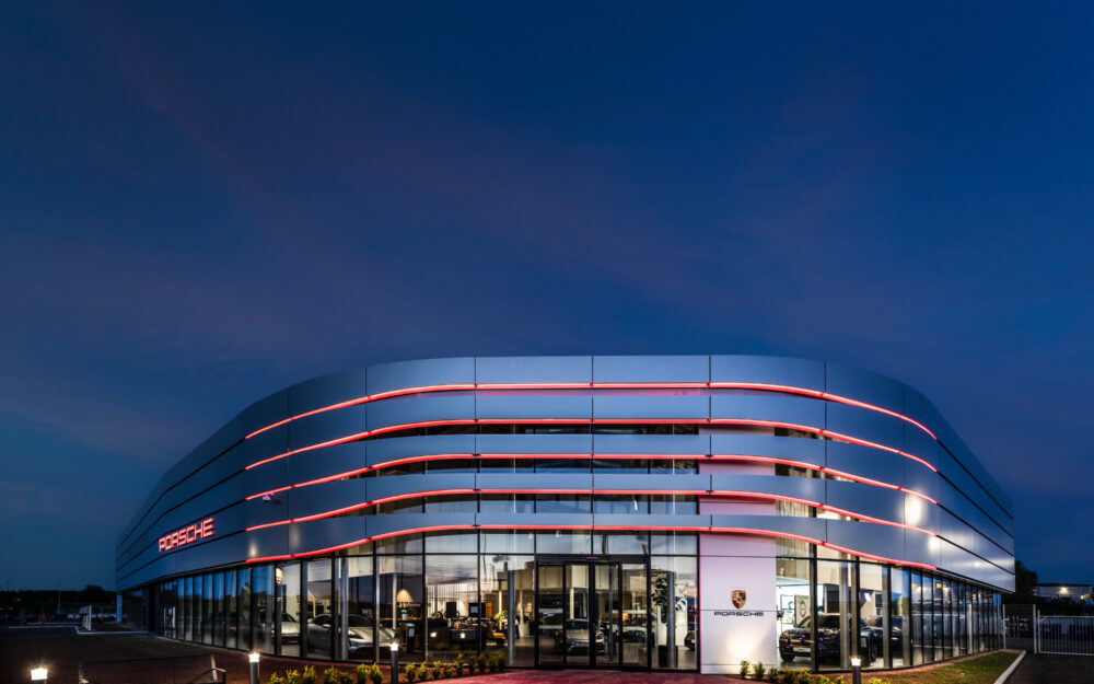 Fasadglas Porsche Linköping exteriör i böjd Alucobond och LED-belysning
